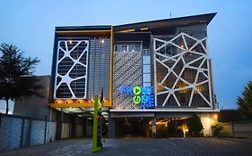 Front One Hotel Sragen